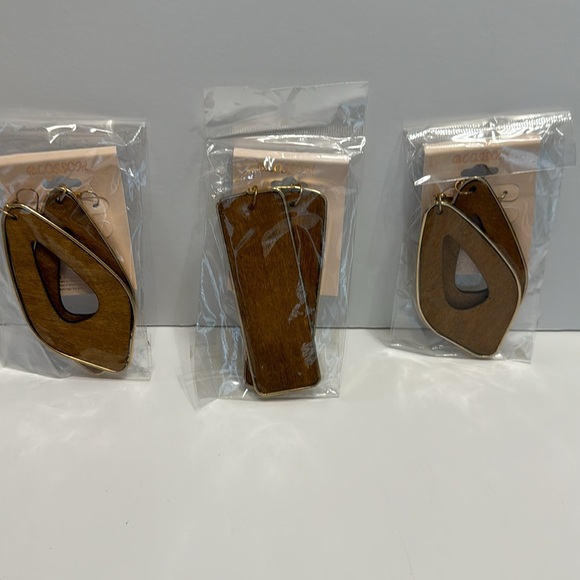 Blossom (Set of 3) Light Brown Earrings Gold trim & New in Package - Picture 16 of 17